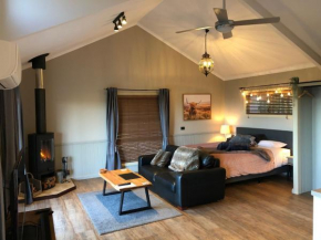  Maleny Luxury Cottages  Малени